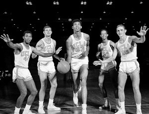 Uma das lenda´rias equipes da UCLA da década de 60. Ao centro o então Lew Alcindor que se tornaria Kareem Abdul Jabbar, um dos maiores jogadores da NBA de todos os tempos.