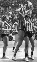 Foto Histórica: Norminha marcando a gigante Semenova (União Soviética) no Mundial de 1971